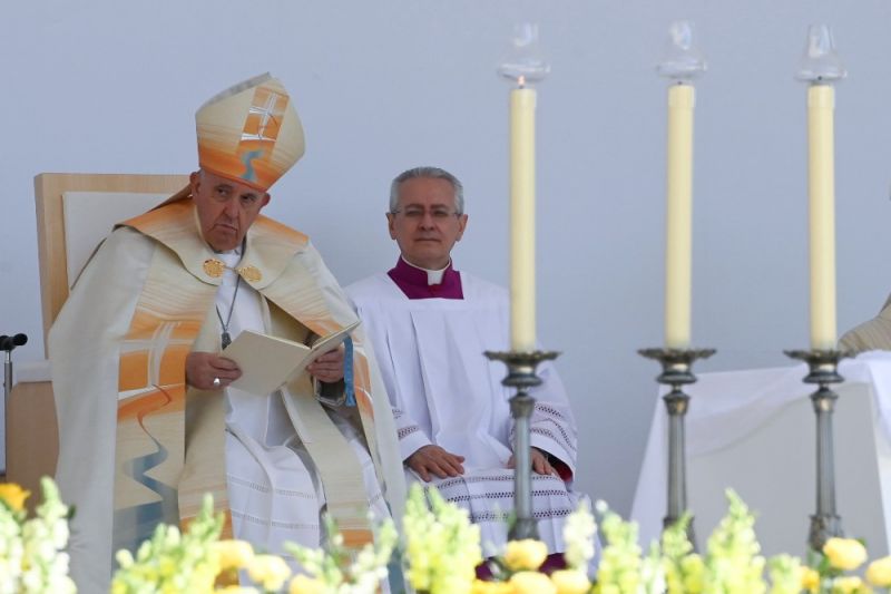 Ez Ferenc pápa legfőbb üzenete: legyetek nyitott kapuk! Béke kell, bölcsőkkel és nem sírokkal teli jövő!