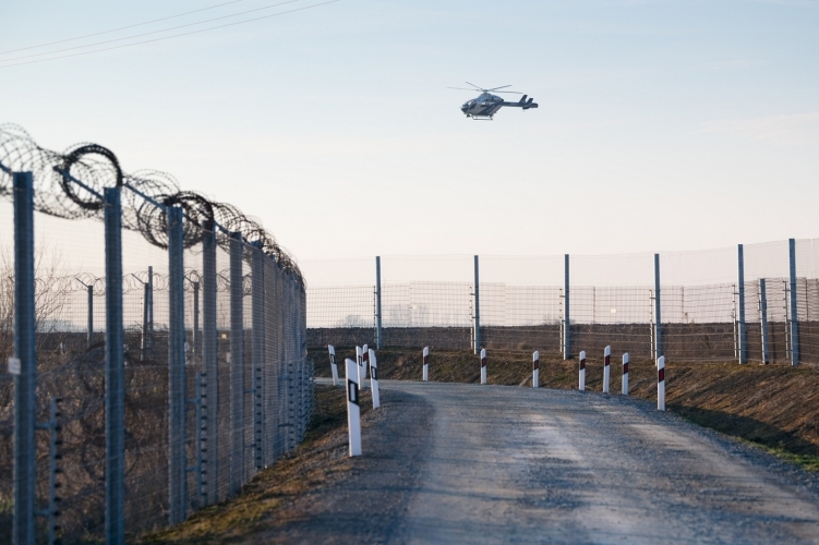 Orbán belbiztonsági tanácsadója: a migránsok folyamatos nyomás alatt tartják a déli határt