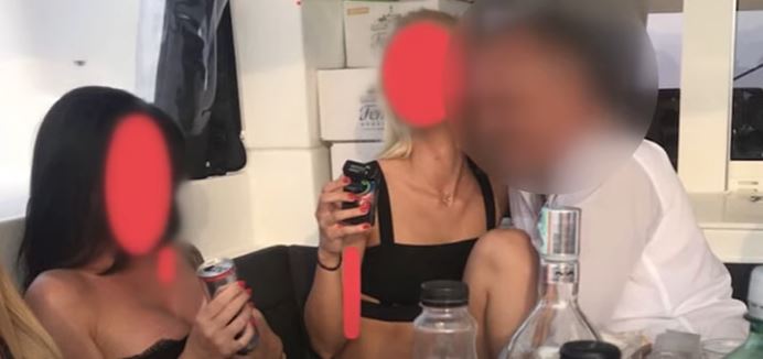 Fordulat Borkai Zsolték szexbotrányában: Előkerült az egyik fiatal escort lány, aki a luxusjachton szórakoztatta Borkait, illetve annak ügyvéd barátját 