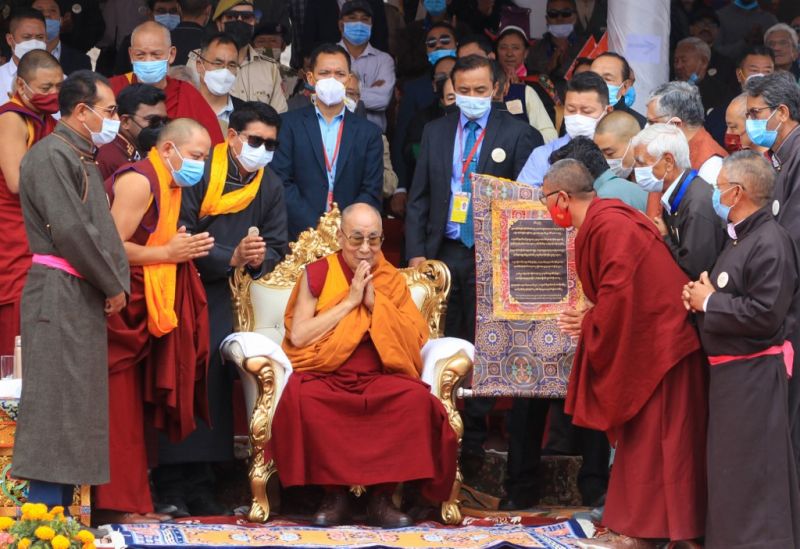 „Szopogasd a nyelvem” – kérte a dalai láma egy kisfiútól