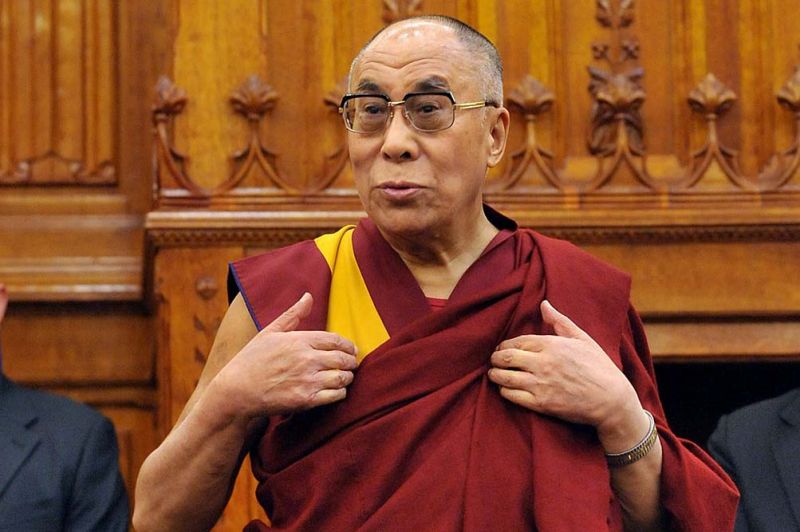 A dalai láma nyelvszopogatós tette „túlmutat az érzéki örömökön” – A kínaiak akarják besározni a vallási vezetőt?