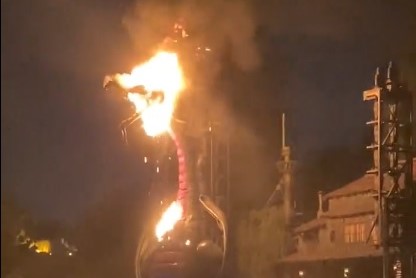 Videó: ilyen, amikor tényleg tüzet okádik Disneyland sárkánya