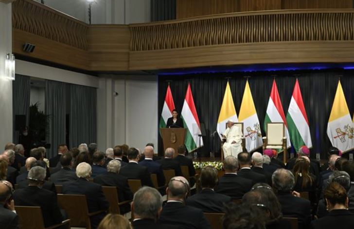 Magyarul is megszólalt Ferenc pápa a Karmelitában, ahol vele szemben Orbán Viktor ült  – Ezt mondta az egyházfő  