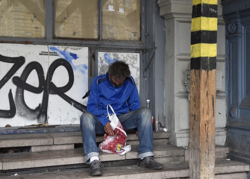 Belerúgnak a földön fekvőkbe: szünetel az országos hajléktalan-étkeztetési program