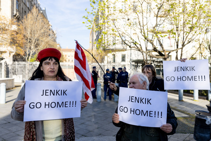 A nap legszürreálisabb képe: Ketten tüntettek az amerikai nagykövetség előtt, az oroszok helyett őket küldenék haza – fotó