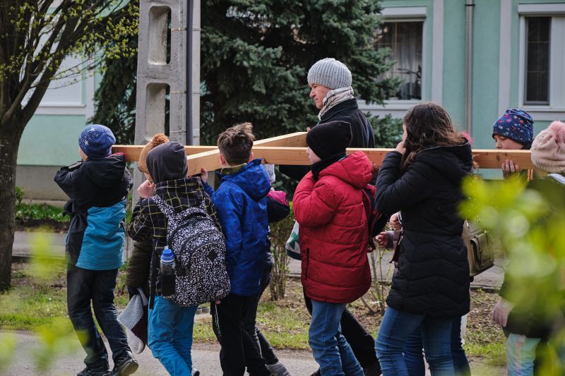 Gyerekekkel cipeltette a keresztet az ájtatoskodó fideszes polgármester