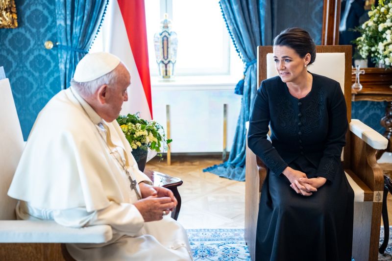 Novák Katalin az egész családját bemutatta Ferenc pápának