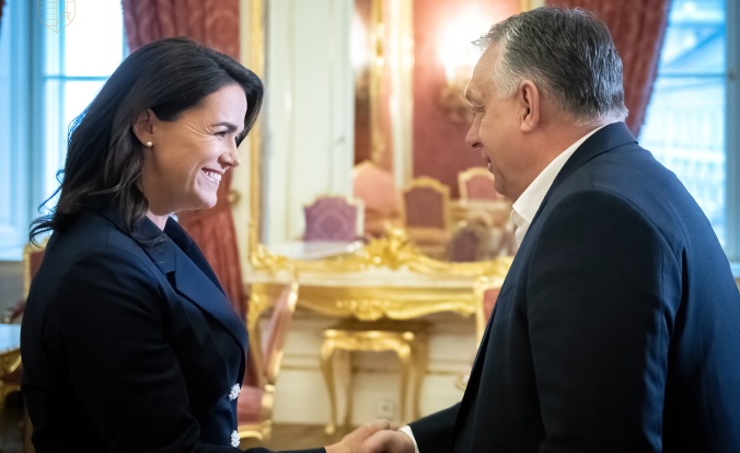 A fideszes köztársasági elnök csúnyán elmenekült egy ellenzéki lap kérdései elől