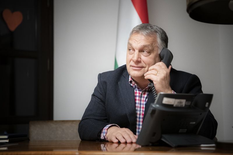 Orbán Viktor kiposztolta, hogy hosszú nap vár rá, ünneplik a követői, hogy dolgozik