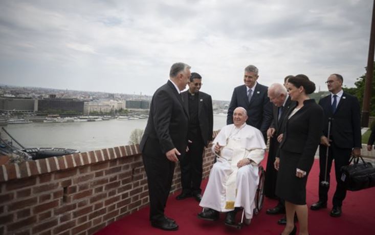 Orbán kihívta az erkélyére Ferenc pápát és megmutatta munkahelyének panorámáját – fotó