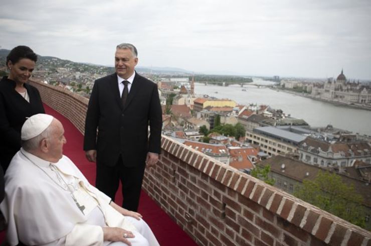 Orbán kihívta az erkélyére Ferenc pápát és megmutatta munkahelyének panorámáját – fotó