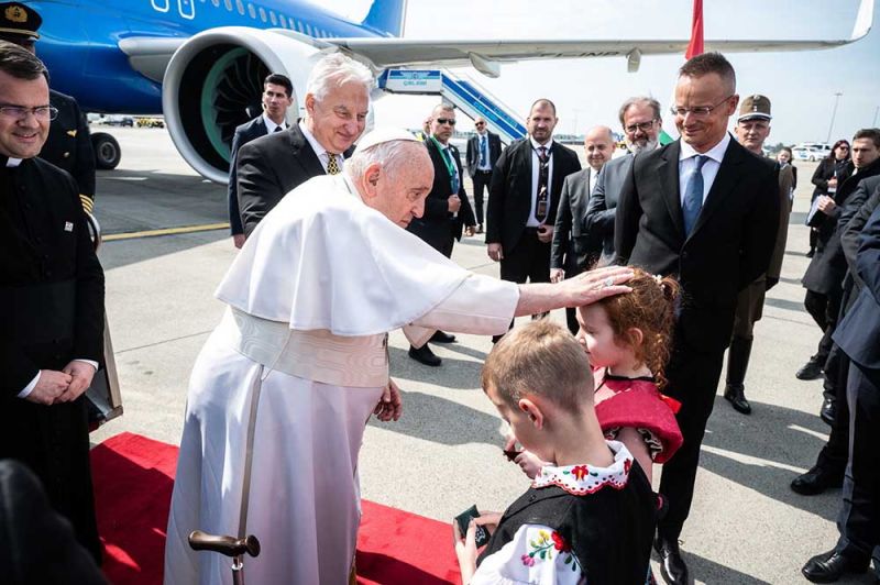 Orbánék kitiltották a pápalátogatásról Faludy György unokáját