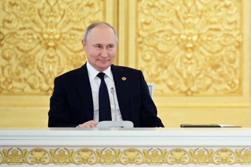 Lezsibbadt a fél oldala és homályosan lát – Putyin a hírek szerint teljesen lerobbant