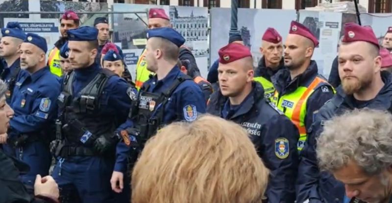  Orbán hivatalához értek a tüntetők, rendőrsorfallal néznek farkasszemet – ÉLŐ