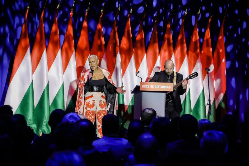 Tóth Gabi a Fidesz hétfő esti buliján énekelt