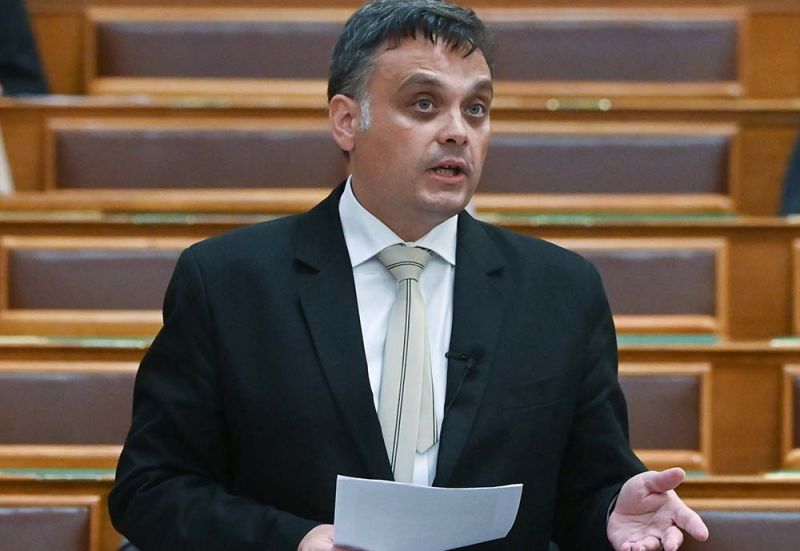"A magyar embereket támadta meg az Európai Parlament" a fideszes miniszterhelyettes szerint