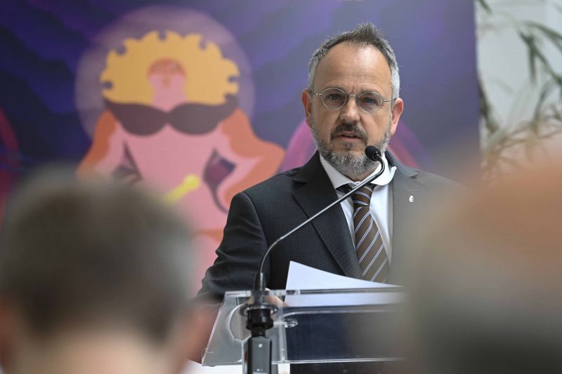 Óbudai pedofilügy: Újabb pert vesztett a volt fideszes polgármester, Bús Balázs
