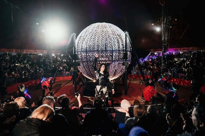 Horrorbaleset a cirkuszban – Súlyosan megsérült a motoros artistanő Szolnokon 
