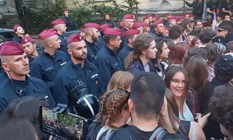 Diákok a Fidesz-székháznál: „Kismalac, kismalac, engedj be!”