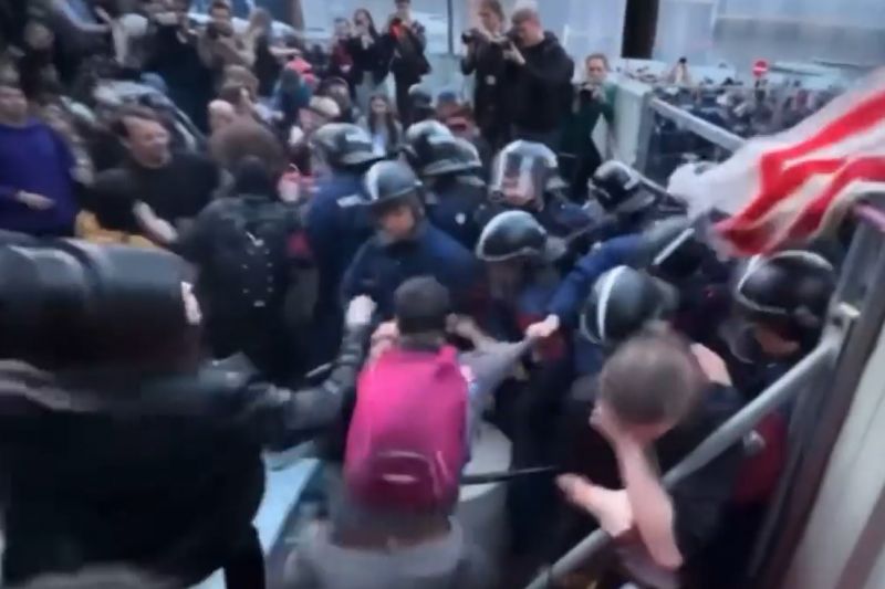 Könnygáz a diáktüntetésen: 9 fiatal ellen indult eljárás, mert eltakarták az arcukat