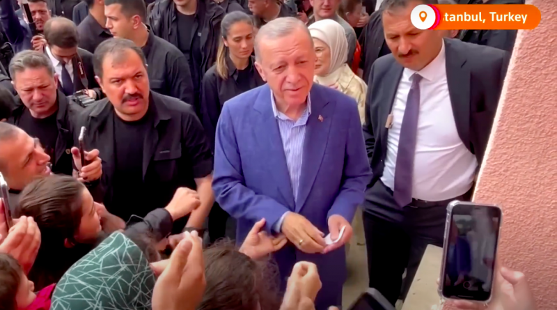Kellemetlen videó szivárgott ki Erdoganról: pénzt osztogatott egy szavazóhelyiség előtt