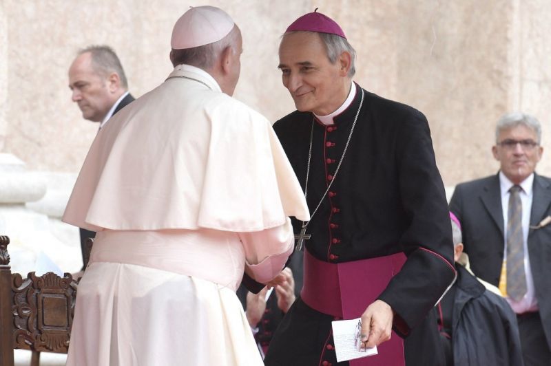 Ferenc pápa az olasz püspöki kar fejét ültetné le Putyinnal és Zelenszkijjel tárgyalni
