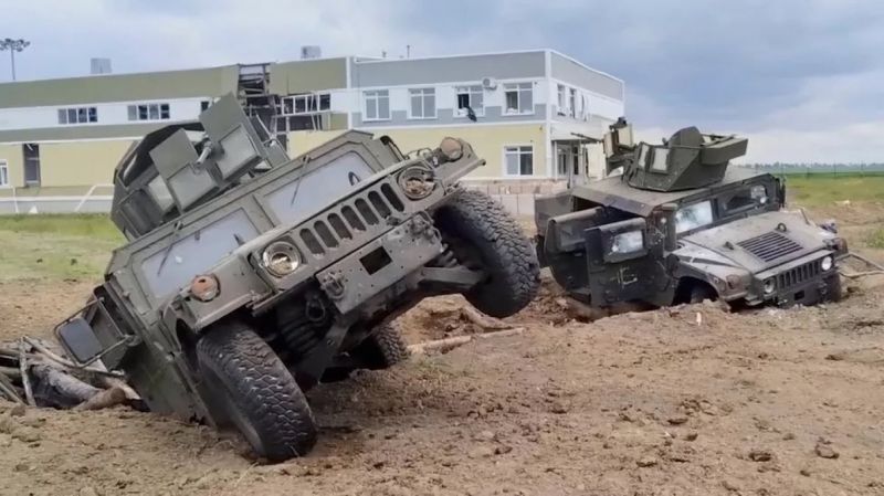 Röhejes diorámába rendeztek két lopott Humveet a ruszkik, aztán megpróbálták bizonyítékként eladni a performanszt