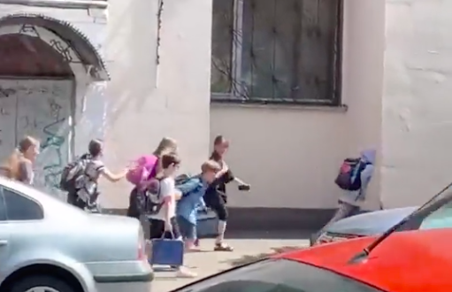 Hátborzongató videón, ahogy gyerekek sikoltozva menekülnek Kijevben az orosz támadás elől