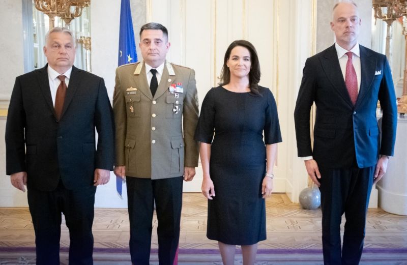 Gyűlnek a röhögős fejek Orbán fotójánál – a magyar hadsereg vezetőivel pózol a miniszterelnök