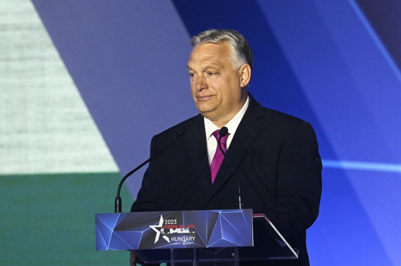 Orbán Viktor akkorát fohászkodott Donald Trumphoz, hogy beleremegett a Föld