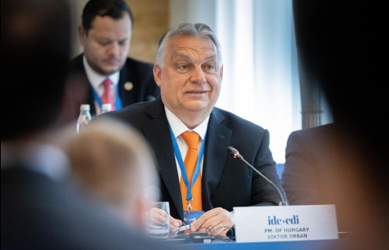 Orbán Viktor idétlen mosollyal hirdeti: lehet, hogy nincs is valódi háború Ukrajnában