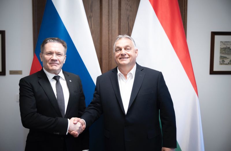 Orbán orosz zászlóval a háttérben mutatta meg, hogy a nukleáris konszern vezetőjével tárgyalt