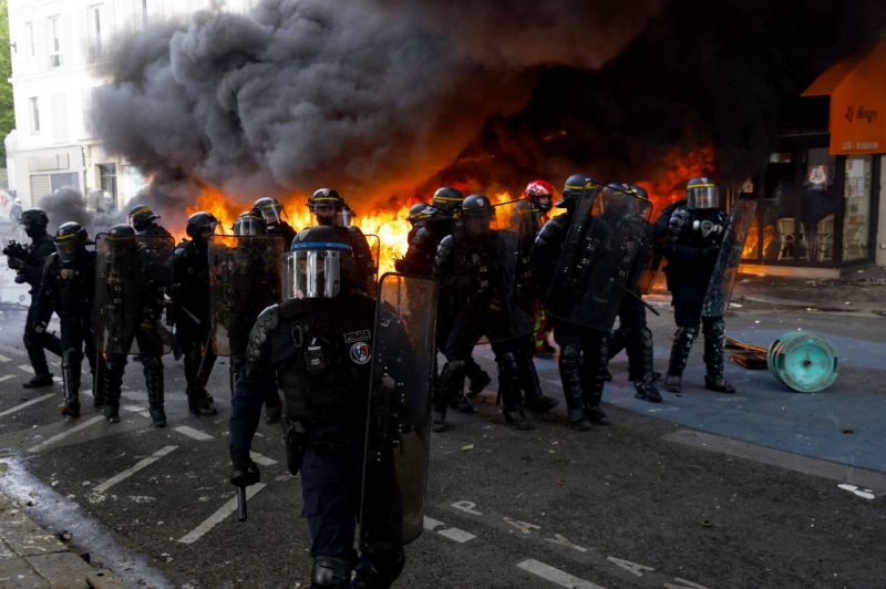 800 ezer francia tüntetett, videón, ahogy a rendőrökkel verekednek