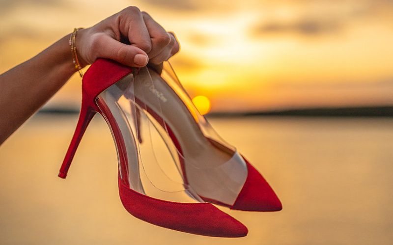 Piros cipők és kézitáskák – a legforróbb 2023-as trendek