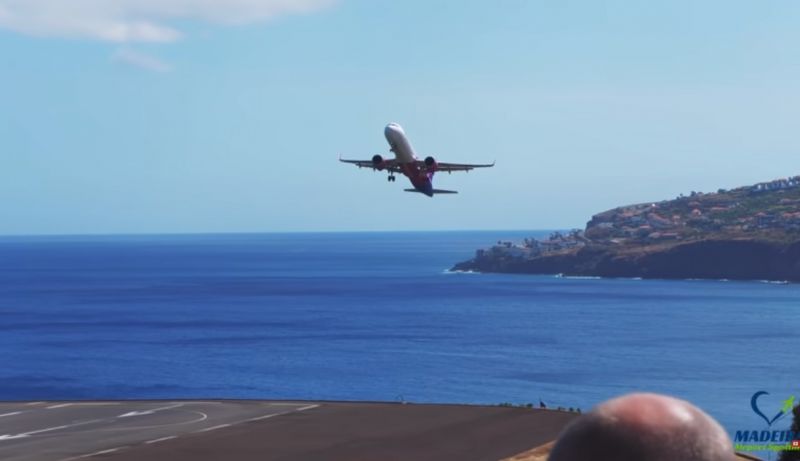 Ijesztő videó: nagyon meredek szituba került a Wizz Air gépe Madeirán