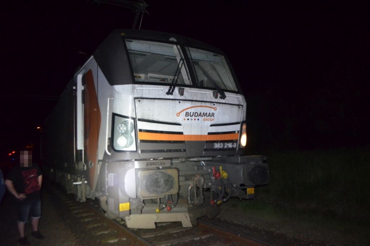 Kevésen múlhatott egy szörnyű baleset: Száguldó vonat elé tett betonlapot két fiatal
