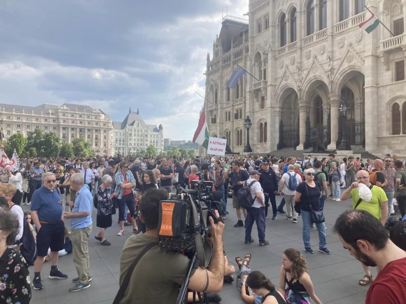 Megkezdődött a tüntetés Budapesten, utcára vonultak a diákok és tanáraik 