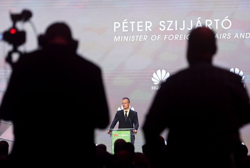 Így gyarmatosít az Orbán-kormány? Komoly nemzetbiztonsági kockázat lehet a kínai beruházás az LMP szerint