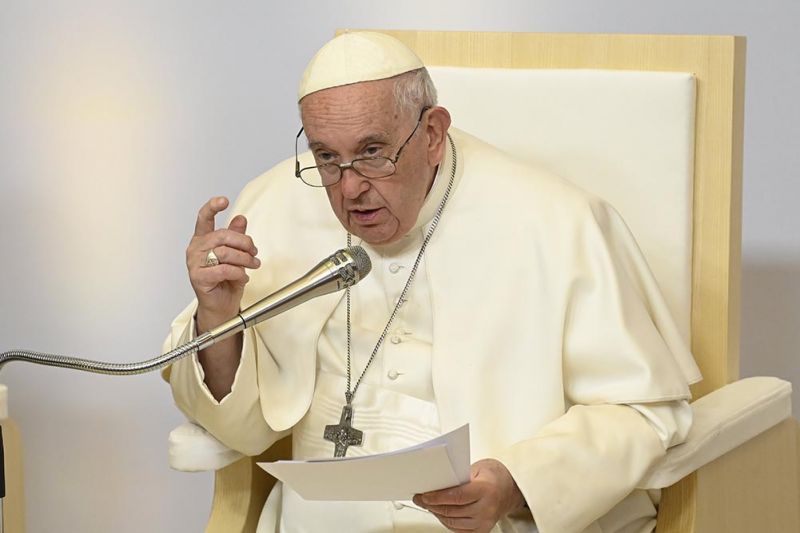 Háromórás műtéten esett át Ferenc pápa – Megszólalt a sebész 