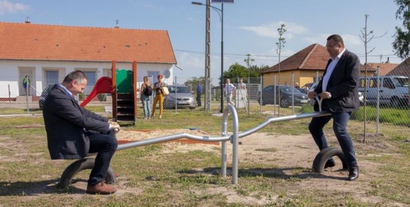 Az átadásakor még röhögcsélt a fideszes polgármester a libikókán ülve, most már a gazt sem vágja a kunszentmiklósi önkormányzat – Hadházy Ákos  durva fotót mutatott