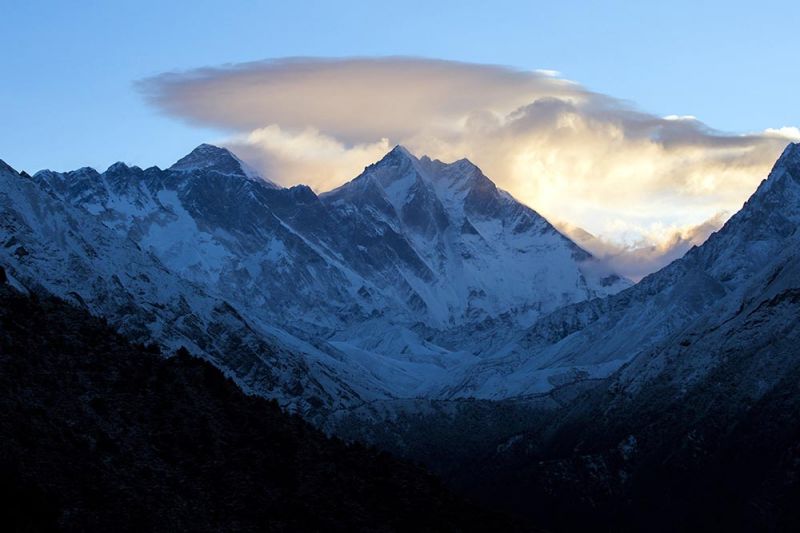 Újabb botrány a Mount Everesten: Már halott lenne a hegymászó, ha nem segít a serpa, mégsem akarta fizetni neki