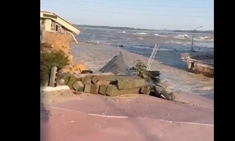 Gátrobbantás Ukrajnában: Kilenc balatonnyi víztömeg zúdulhatott településekre, egész házakat visz a Dnyeper, az oroszok az evakuálás közben is lövik Herszont – videó