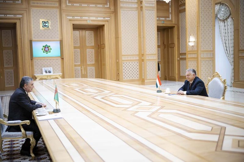 Nem csak Putyin ültette burtális méretű asztalhoz Orbán Viktort – Türkmenisztánban több méteres távolságban tárgyaltak
