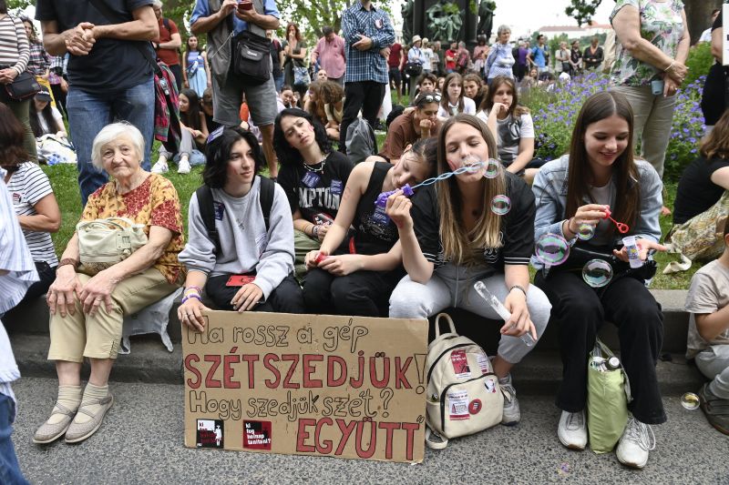 "Másfél éve semmibe veszi a kormány a pedagógusokat" – tüntetés volt Budapesten