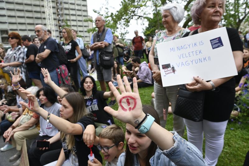 "Másfél éve semmibe veszi a kormány a pedagógusokat" – tüntetés volt Budapesten