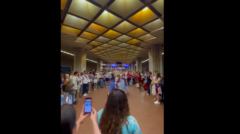 Videón, ahogy egy légiriadó miatt a metróban keringőznek a kijevi ballagók