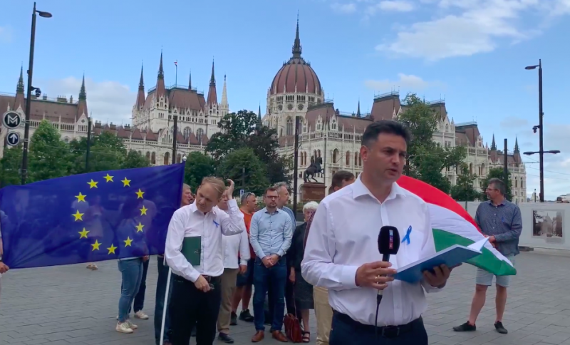 Márki-Zay Péter a Parlament elől jelenti: megalakult a Mindenki Magyarországa Néppárt