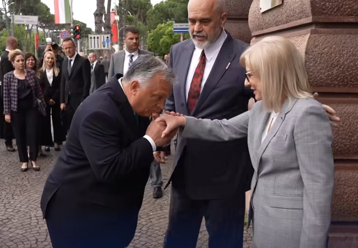 Orbán Viktor megint bepróbálkozott egy kézcsókkal – nézzék, mi sült ki belőle!