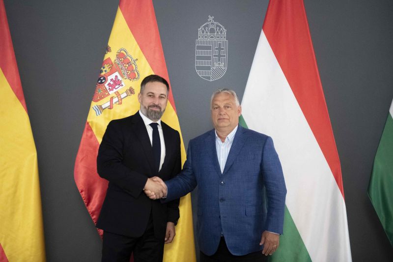 Orbán a spanyol szélsőjobb pártjának elnökével ábrándozott: „Szeretnénk, ha Európában is lenne egy jobboldali fordulat”