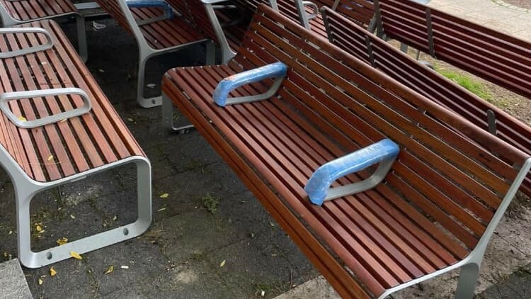 Az önkormányzat direkt olyan padokat telepít Újpesten, amikre nem lehet ráfeküdni